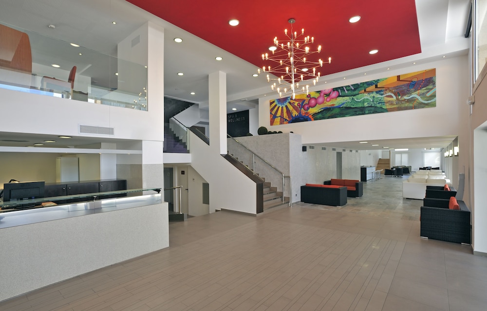 Hotel Hispania — Hotel building in Playa de Palma, Balearic Islands