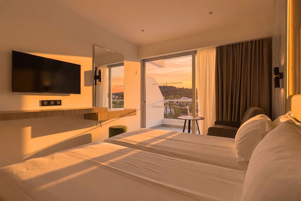 Cavo Maris Beach Hotel — Hotel rooms in Protaras, Famagusta Region