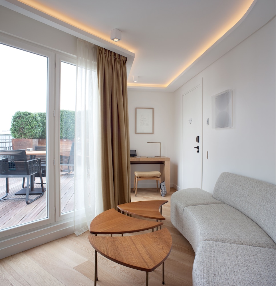 Hotel Marignan Champs - Elysées — Hotel rooms in Paris, Ile-de-France
