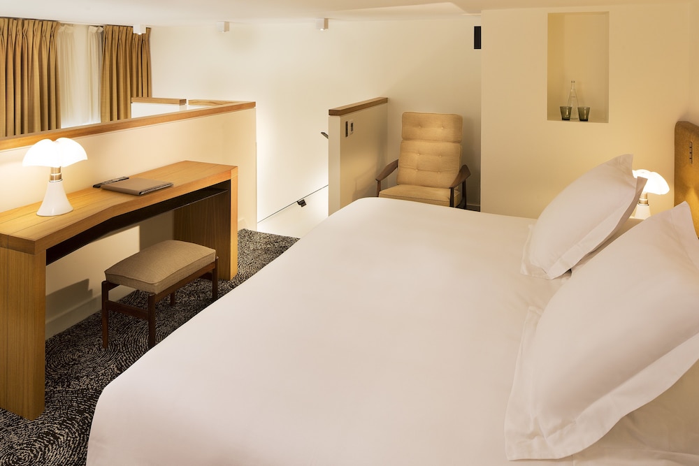 Hotel Marignan Champs - Elysées — Hotel rooms in Paris, Ile-de-France