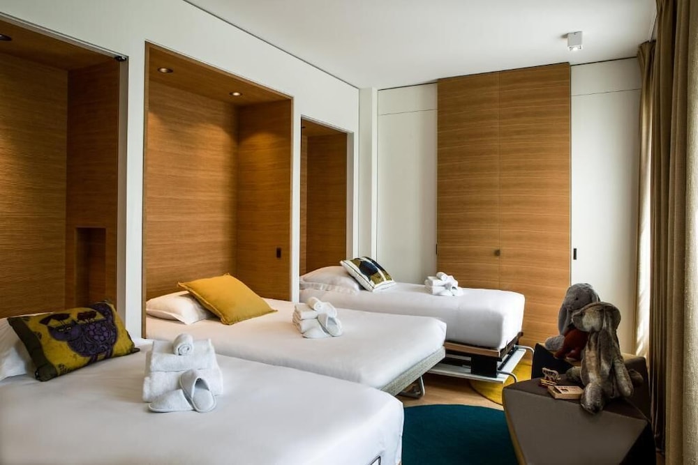 Hotel Marignan Champs - Elysées — Hotel rooms in Paris, Ile-de-France