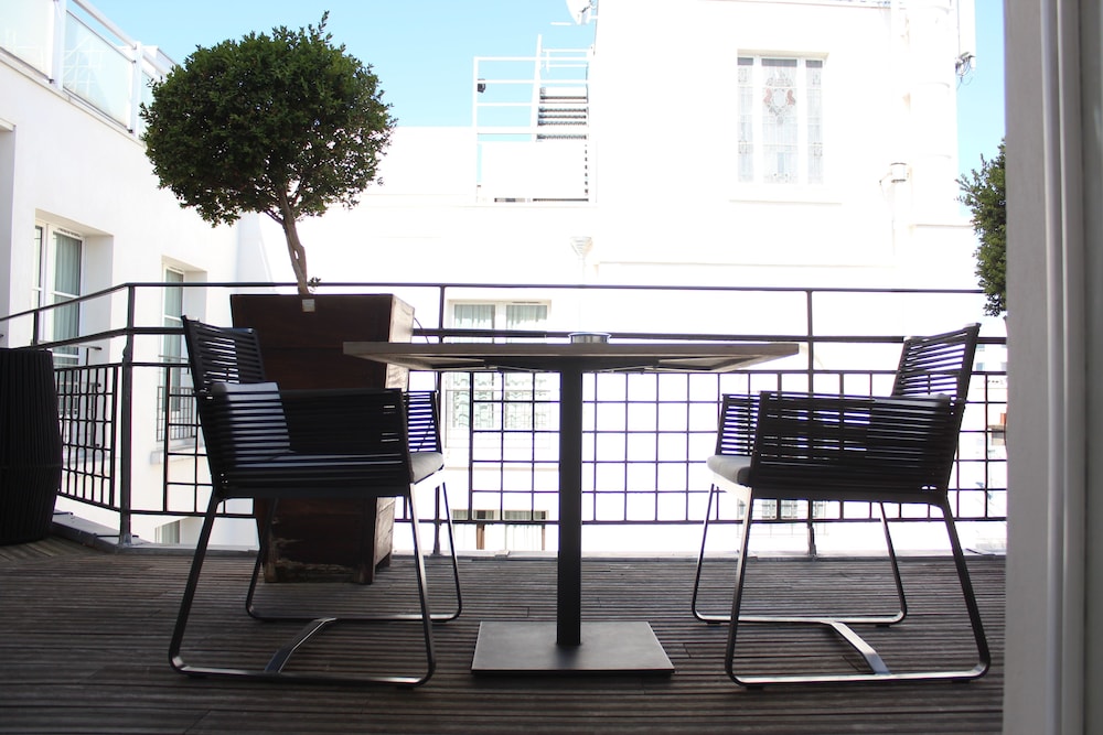 Hotel Marignan Champs - Elysées — Hotel building in Paris, Ile-de-France
