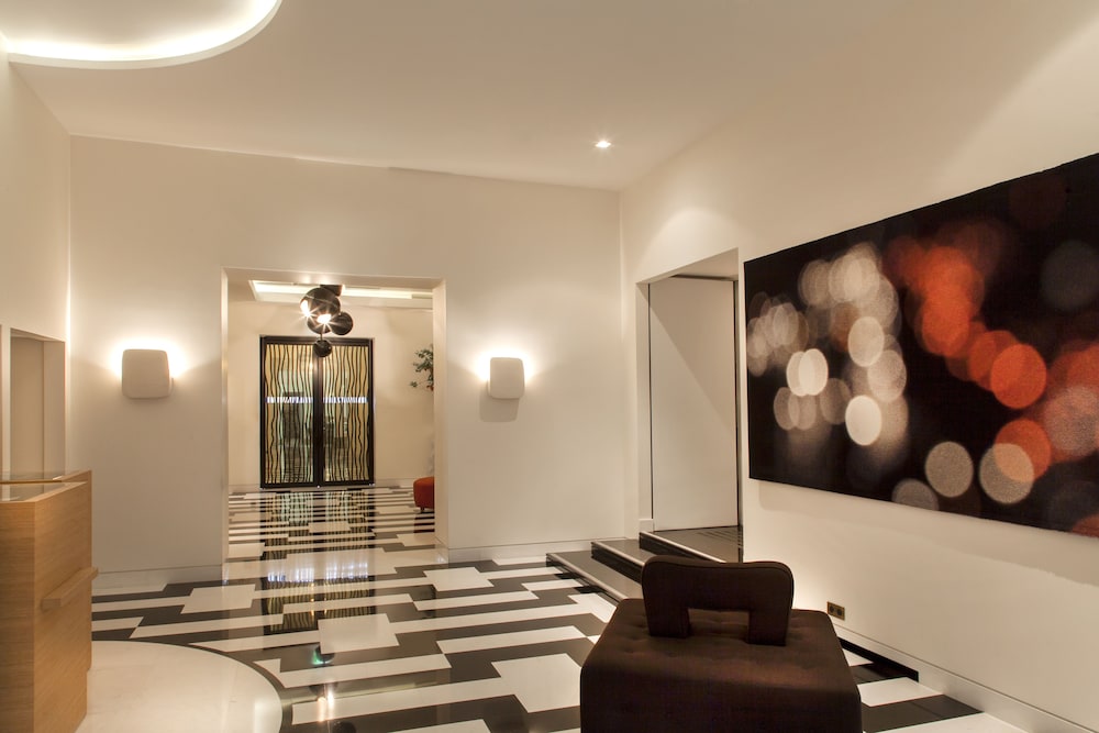 Hotel Marignan Champs - Elysées — Hotel building in Paris, Ile-de-France