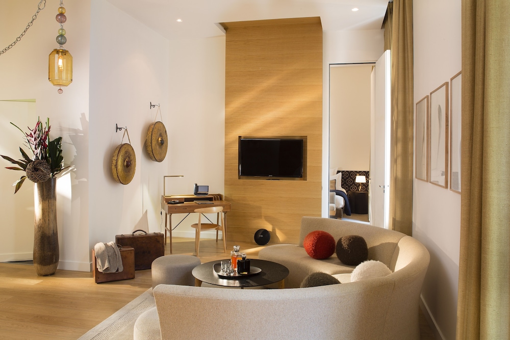 Hotel Marignan Champs - Elysées — Hotel rooms in Paris, Ile-de-France