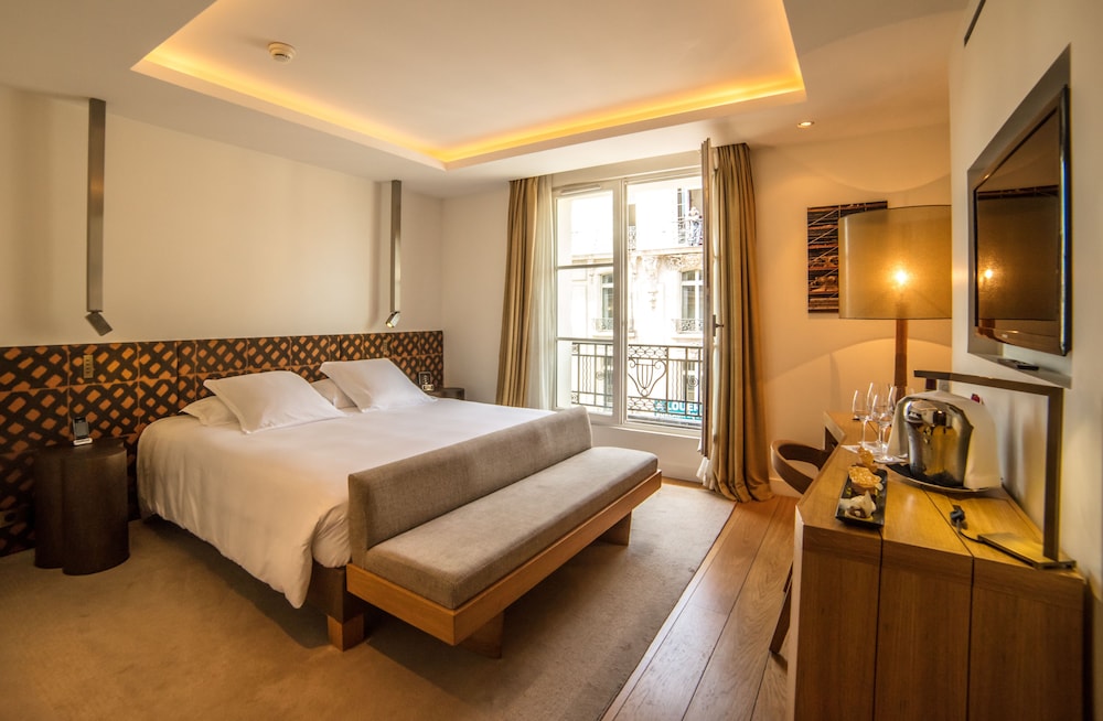 Hotel Marignan Champs - Elysées — Hotel rooms in Paris, Ile-de-France