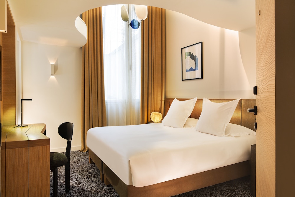 Hotel Marignan Champs - Elysées — Hotel rooms in Paris, Ile-de-France