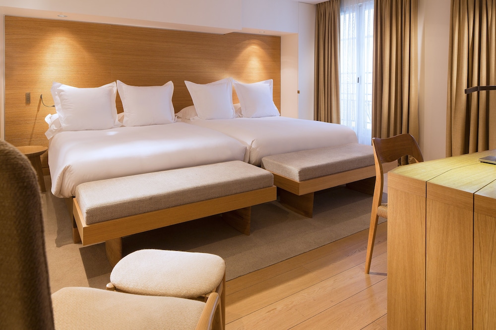 Hotel Marignan Champs - Elysées — Hotel rooms in Paris, Ile-de-France