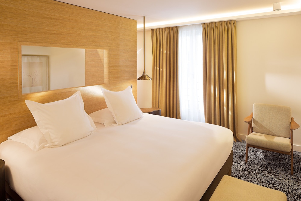 Hotel Marignan Champs - Elysées — Hotel rooms in Paris, Ile-de-France