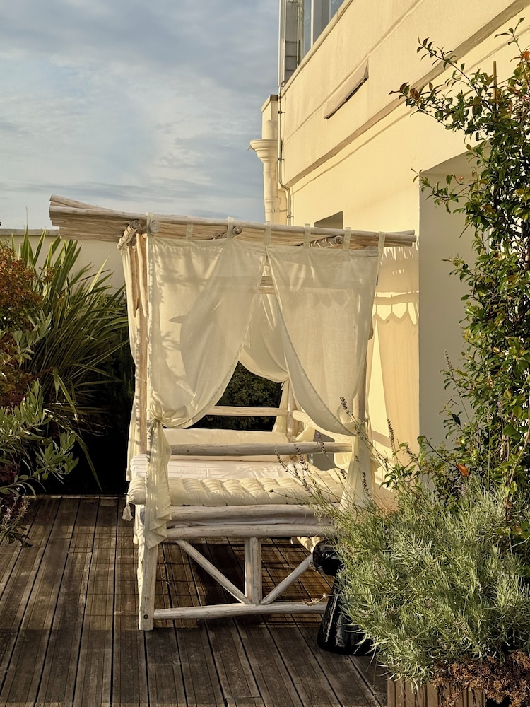 Hotel Marignan Champs - Elysées — Hotel building in Paris, Ile-de-France