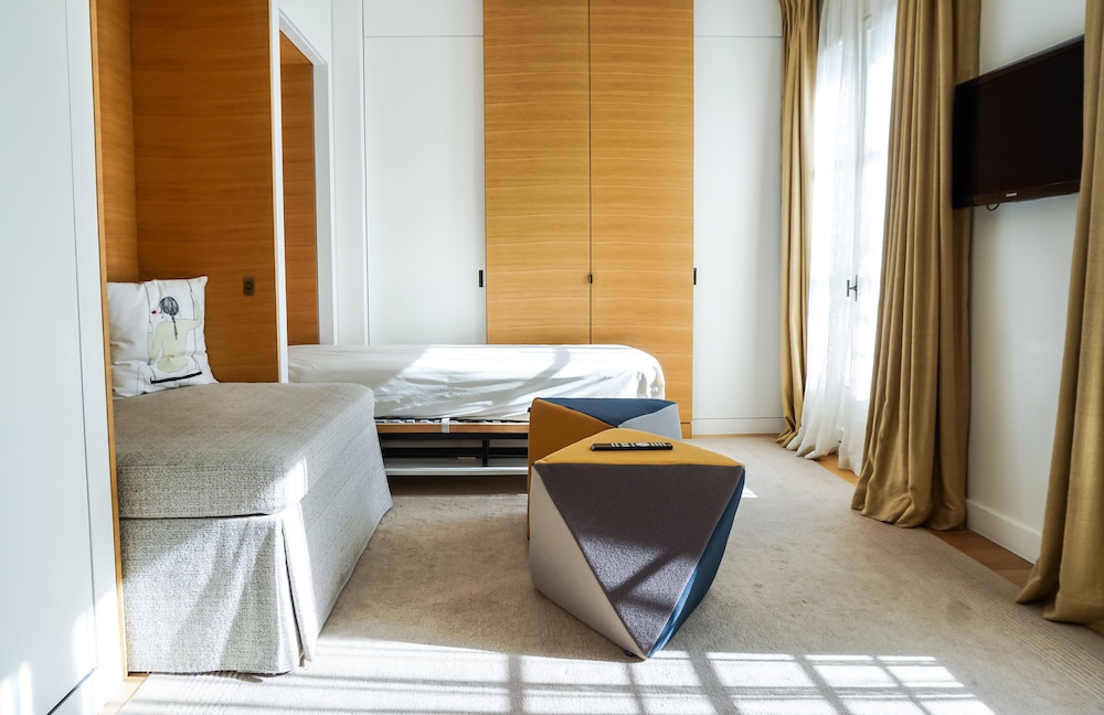 Hotel Marignan Champs - Elysées — Hotel rooms in Paris, Ile-de-France