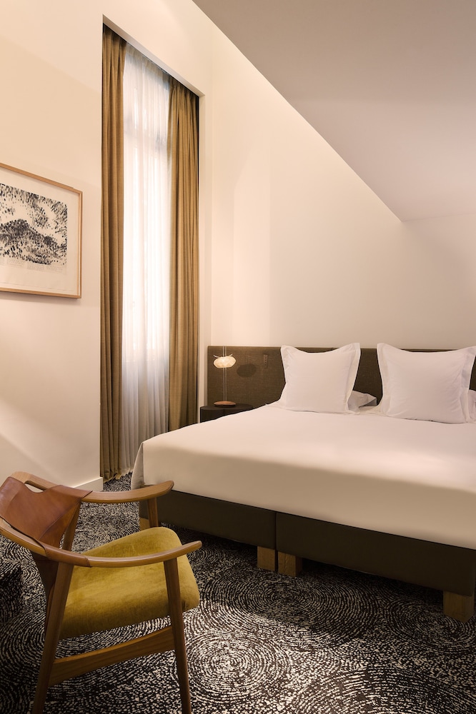 Hotel Marignan Champs - Elysées — Hotel rooms in Paris, Ile-de-France