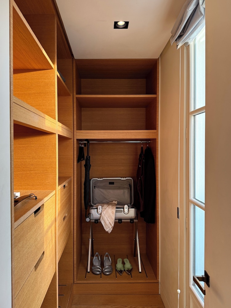 Hotel Marignan Champs - Elysées — Hotel rooms in Paris, Ile-de-France