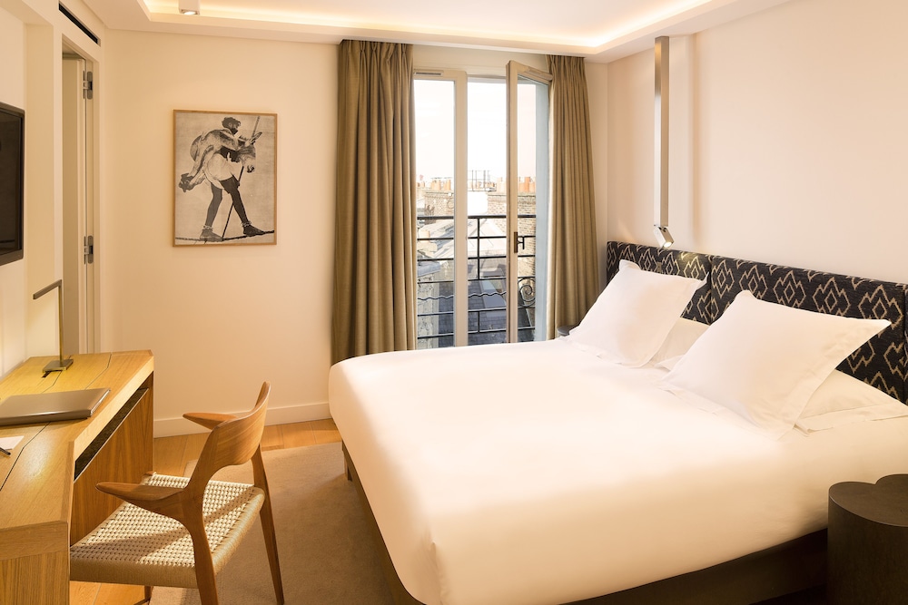 Hotel Marignan Champs - Elysées — Hotel rooms in Paris, Ile-de-France