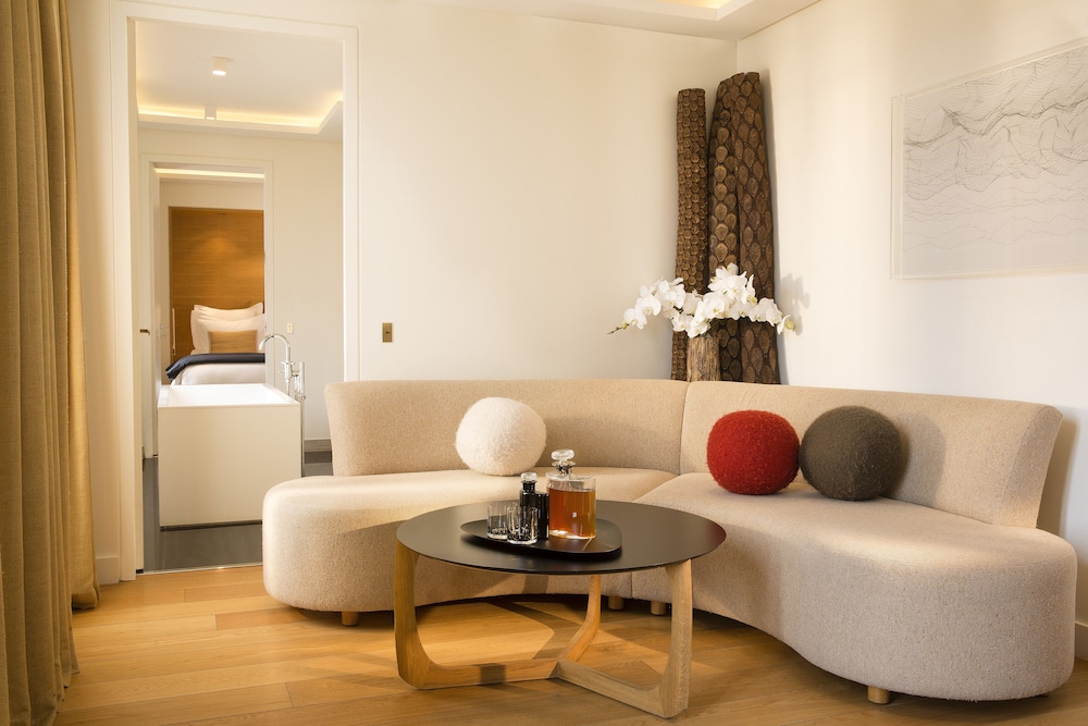 Hotel Marignan Champs - Elysées — Hotel rooms in Paris, Ile-de-France