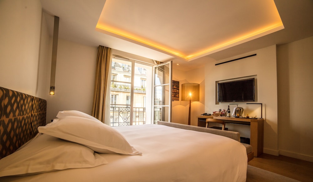 Hotel Marignan Champs - Elysées — Hotel rooms in Paris, Ile-de-France