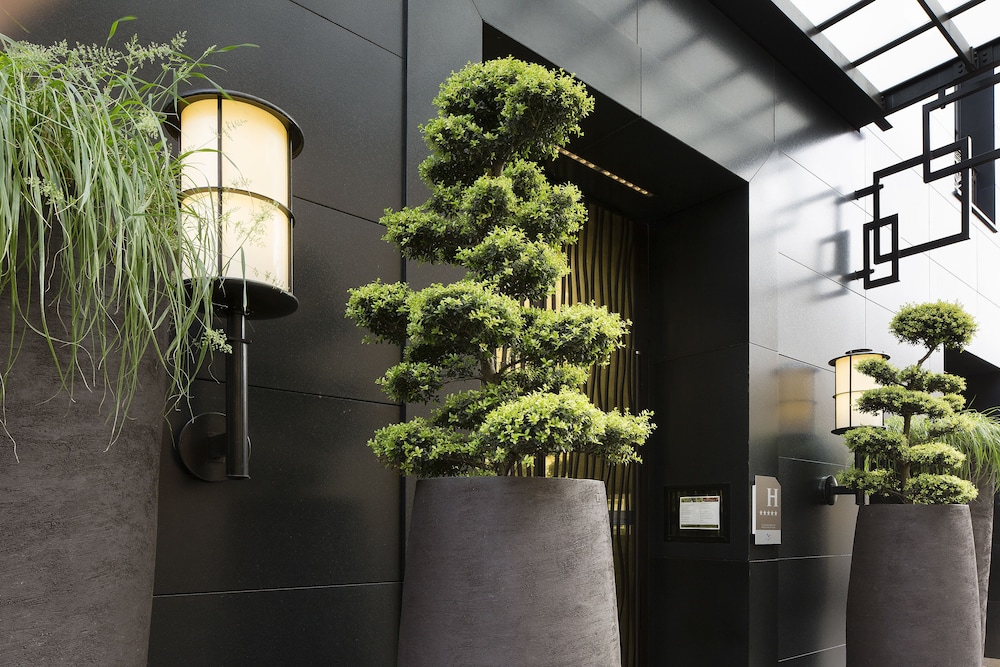 Hotel Marignan Champs - Elysées — Hotel building in Paris, Ile-de-France