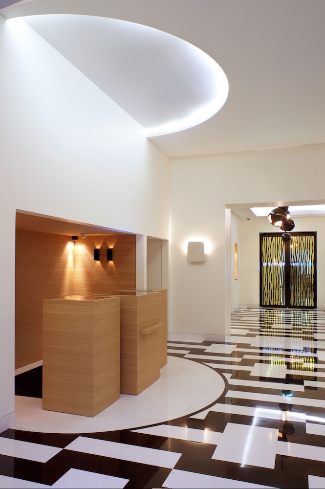 Hotel Marignan Champs - Elysées — Hotel building in Paris, Ile-de-France