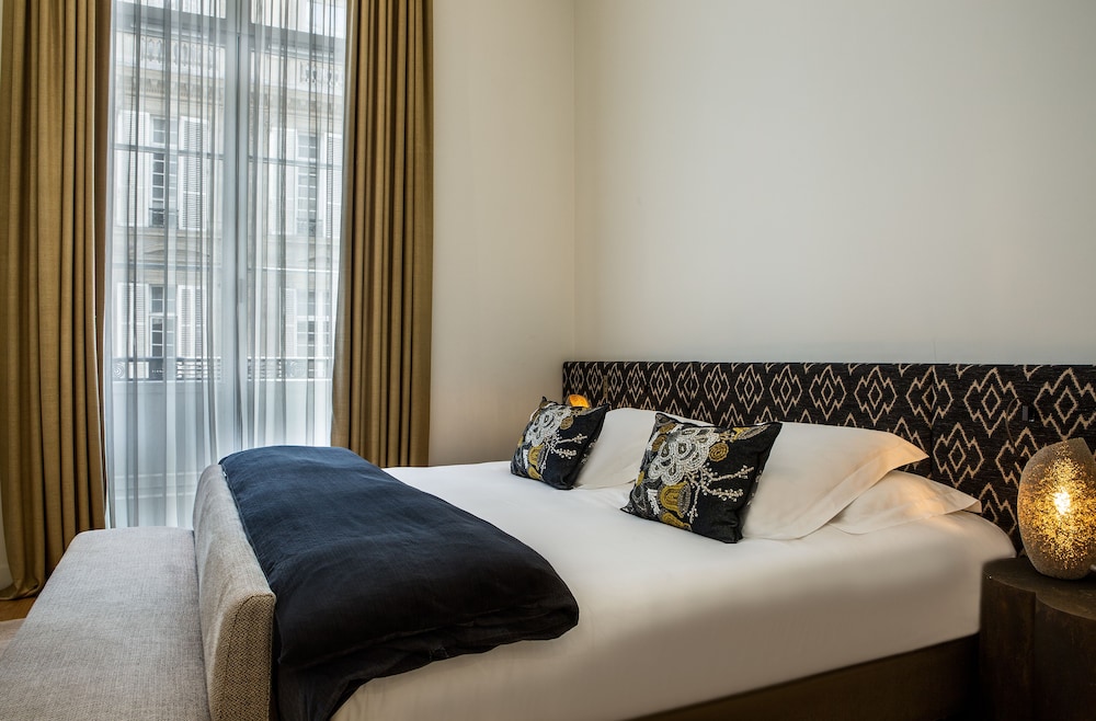 Hotel Marignan Champs - Elysées — Hotel rooms in Paris, Ile-de-France