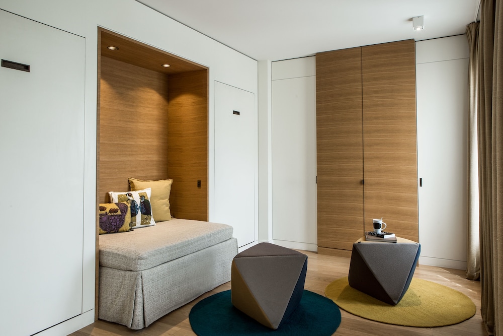 Hotel Marignan Champs - Elysées — Hotel rooms in Paris, Ile-de-France