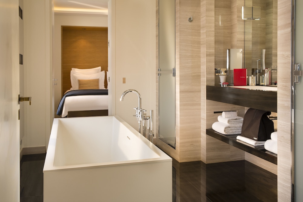 Hotel Marignan Champs - Elysées — Hotel rooms in Paris, Ile-de-France