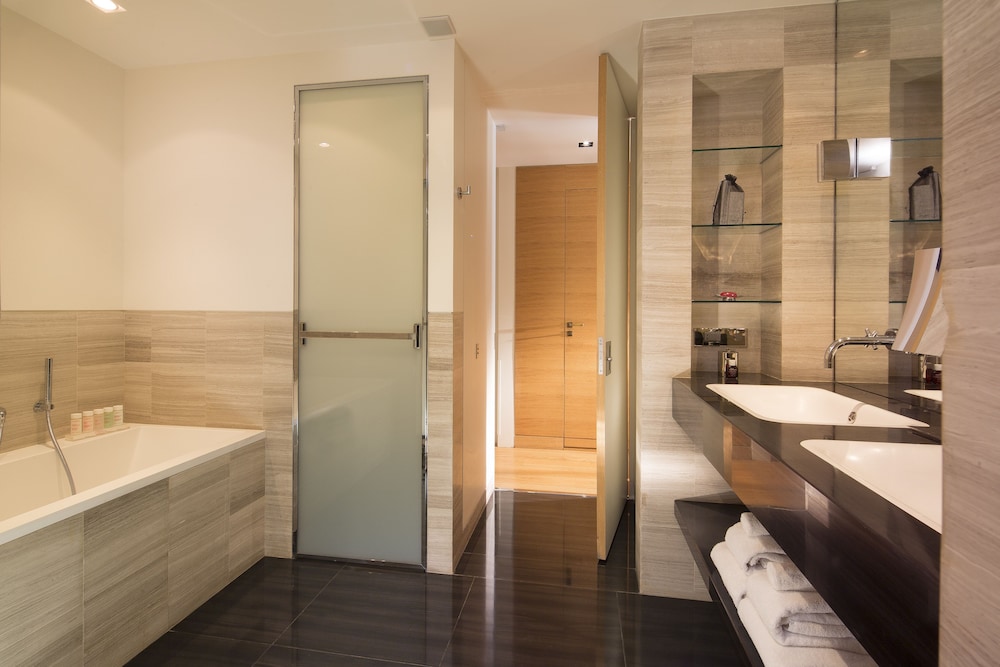 Hotel Marignan Champs - Elysées — Hotel rooms in Paris, Ile-de-France
