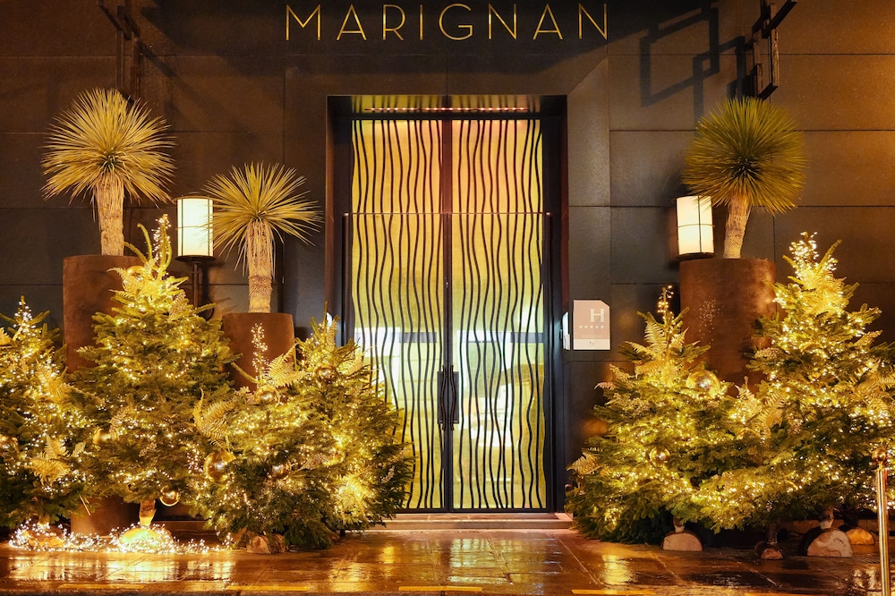 Hotel Marignan Champs - Elysées — Hotel building in Paris, Ile-de-France