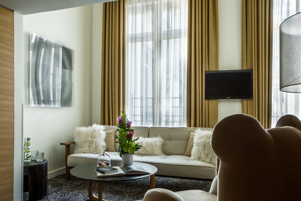Hotel Marignan Champs - Elysées — Hotel rooms in Paris, Ile-de-France
