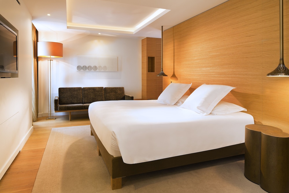 Hotel Marignan Champs - Elysées — Hotel rooms in Paris, Ile-de-France