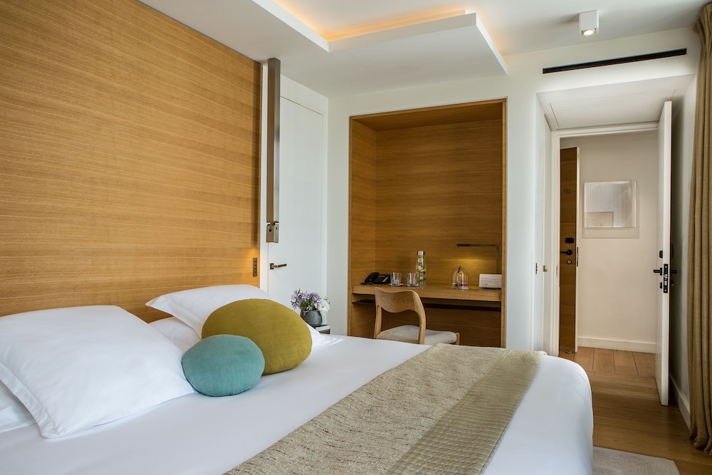 Hotel Marignan Champs - Elysées — Hotel rooms in Paris, Ile-de-France