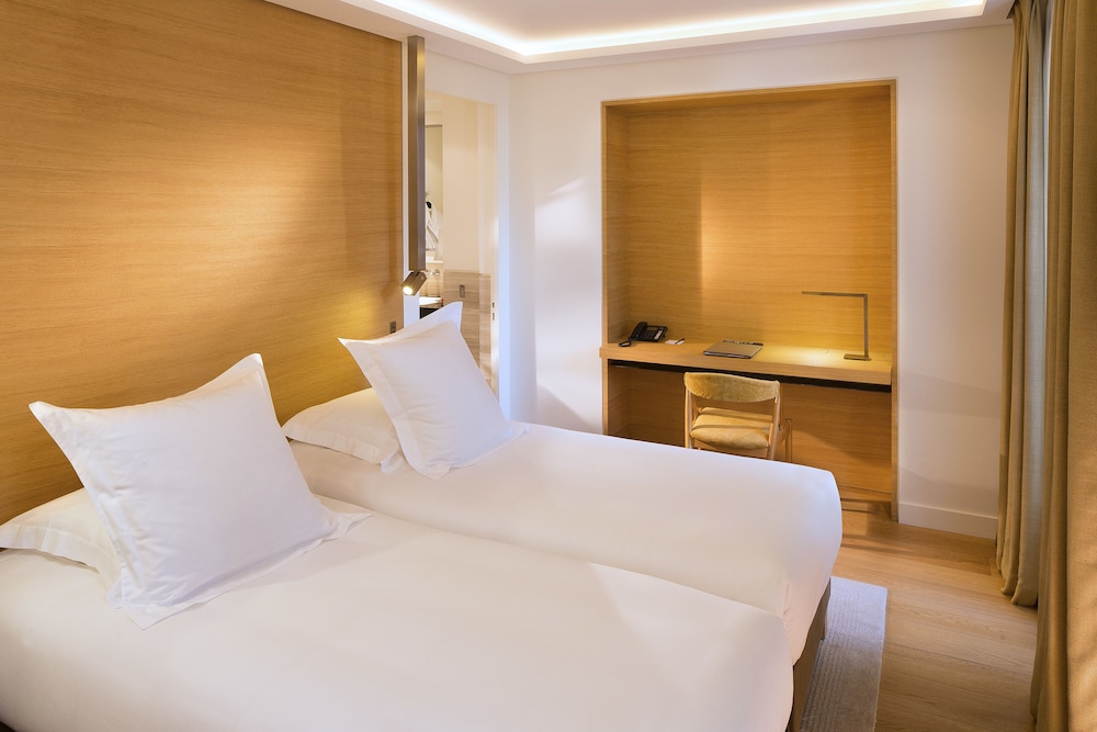 Hotel Marignan Champs - Elysées — Hotel rooms in Paris, Ile-de-France