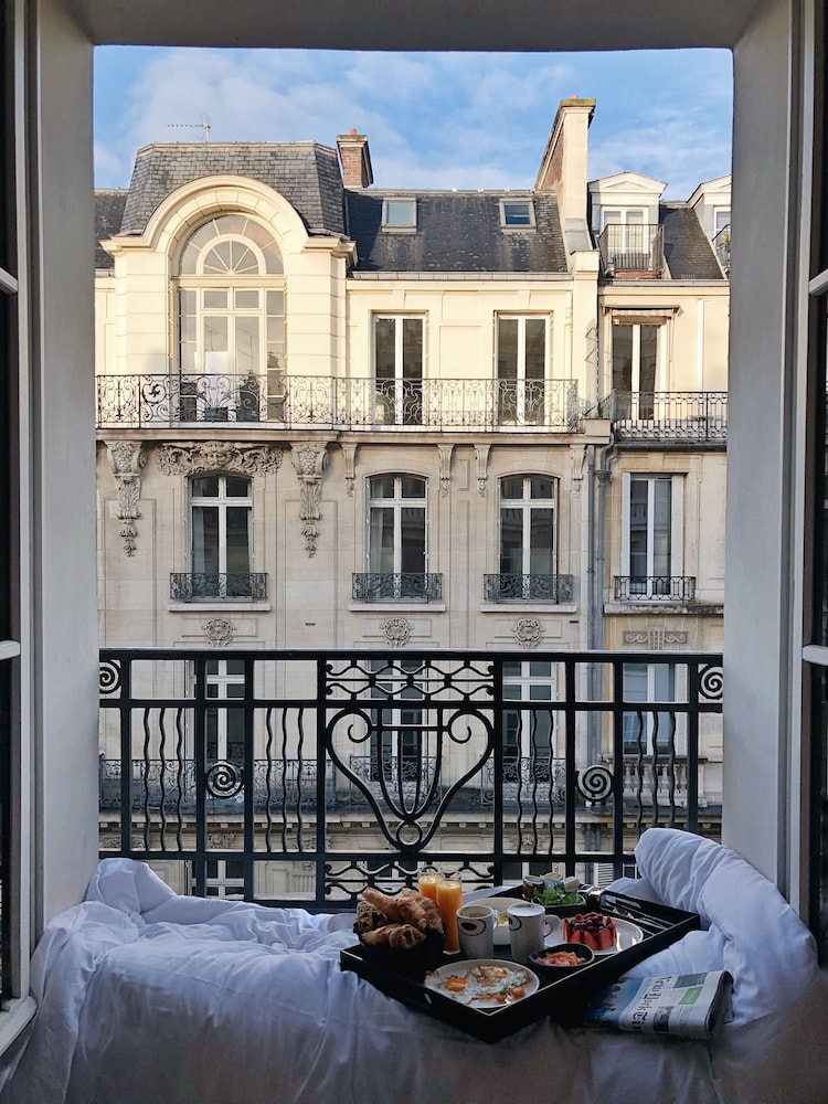 Hotel Marignan Champs - Elysées — Hotel rooms in Paris, Ile-de-France