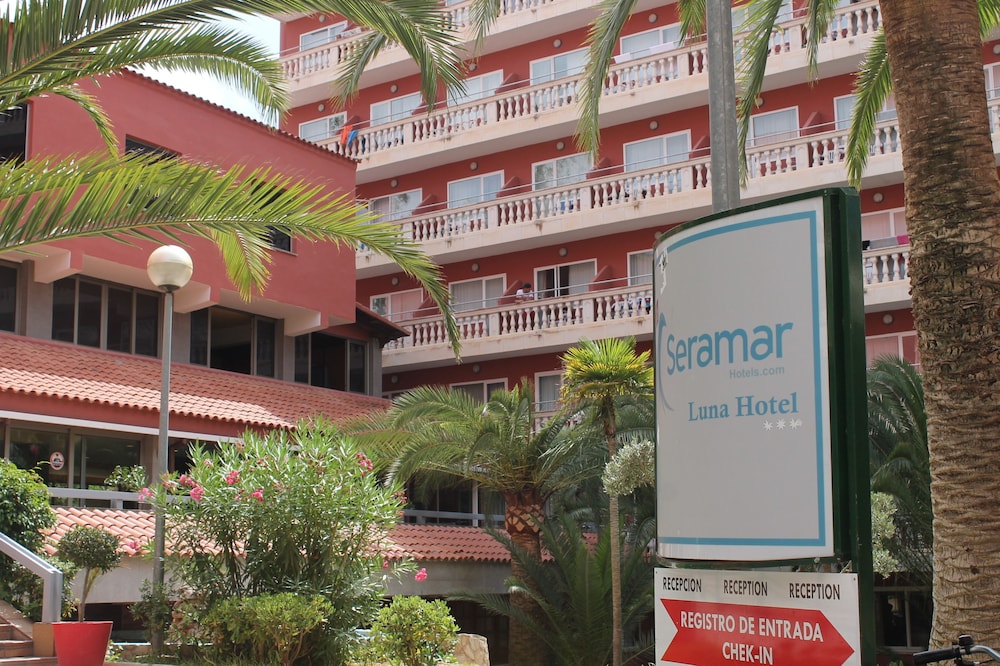Ona Luna Park — Hotel building in Cala Blava, Balearic Islands