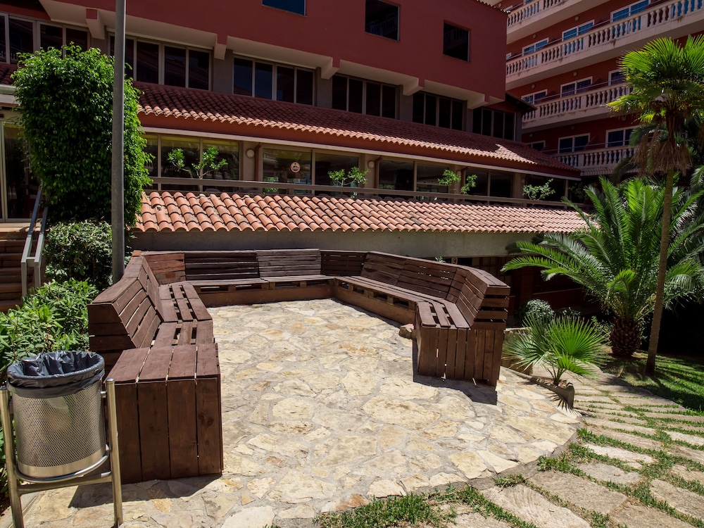 Ona Luna Park — Hotel building in Cala Blava, Balearic Islands