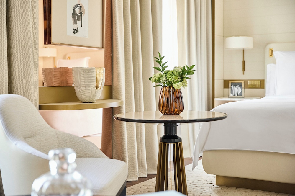 Four Seasons Hotel Milano — Hotel rooms in Milan, Lombardy