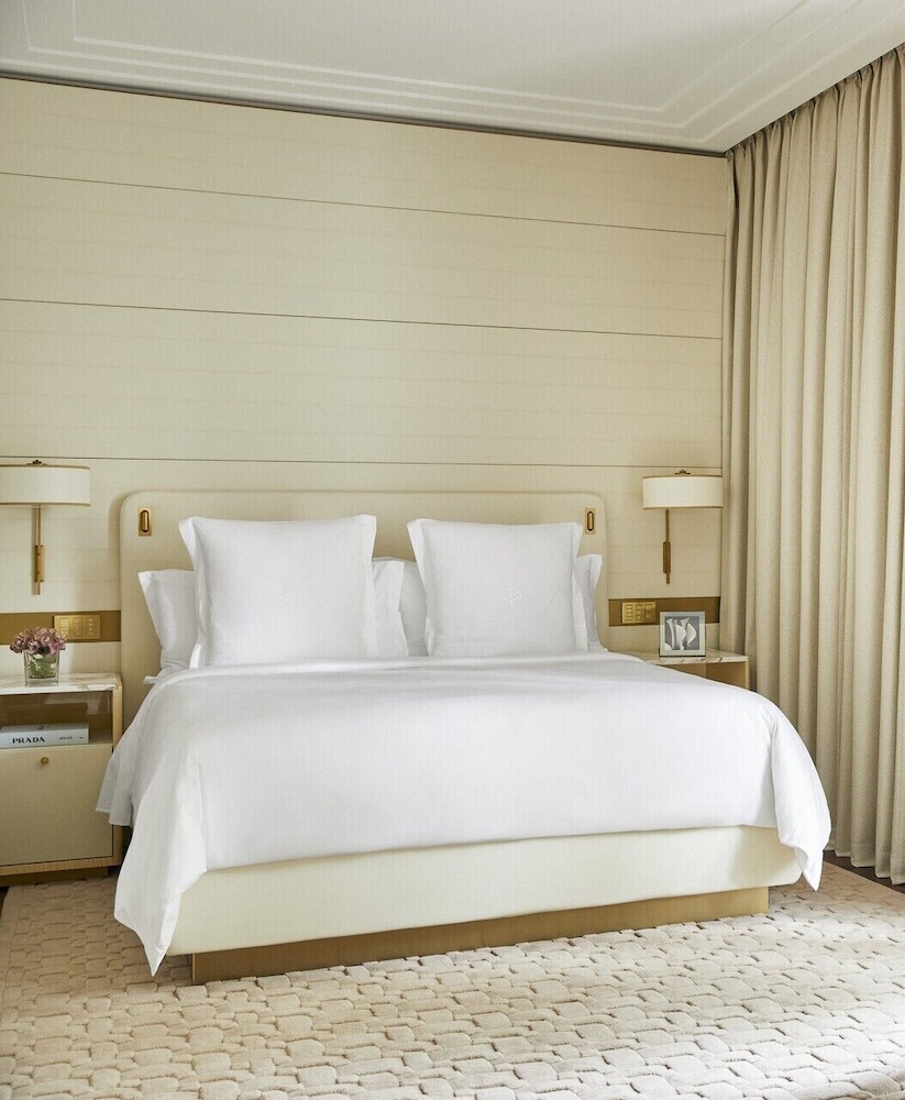 Four Seasons Hotel Milano — Hotel rooms in Milan, Lombardy