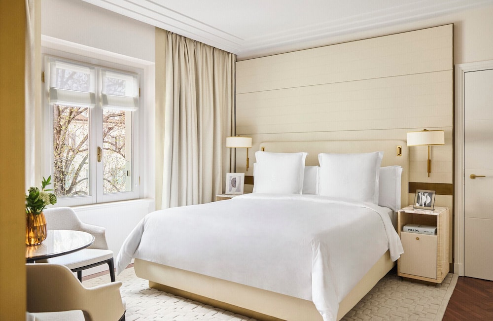Four Seasons Hotel Milano — Hotel rooms in Milan, Lombardy