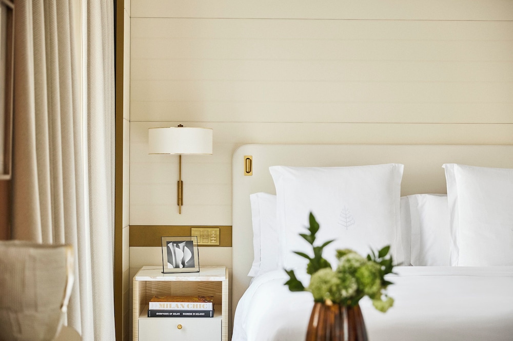 Four Seasons Hotel Milano — Hotel rooms in Milan, Lombardy