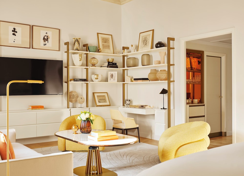 Four Seasons Hotel Milano — Hotel rooms in Milan, Lombardy