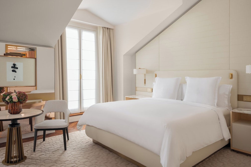 Four Seasons Hotel Milano — Hotel rooms in Milan, Lombardy