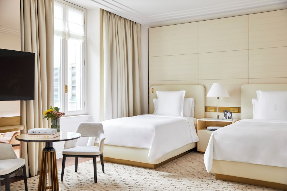 Four Seasons Hotel Milano — Hotel rooms in Milan, Lombardy