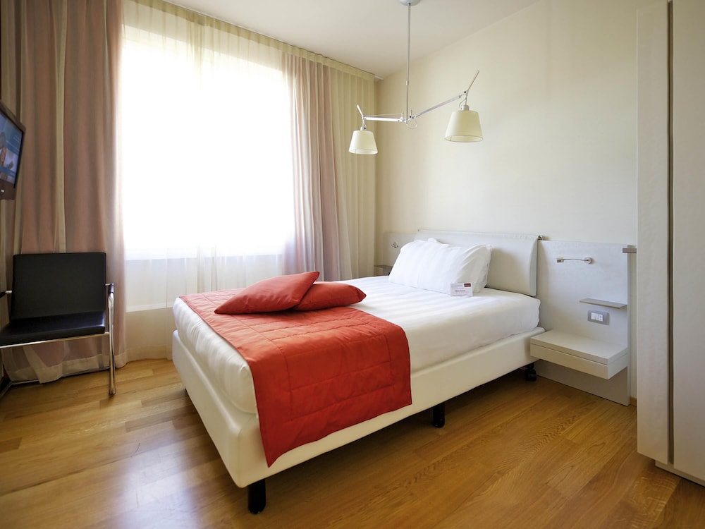 Mercure Milano Solari — Hotel rooms in Milan, Lombardy