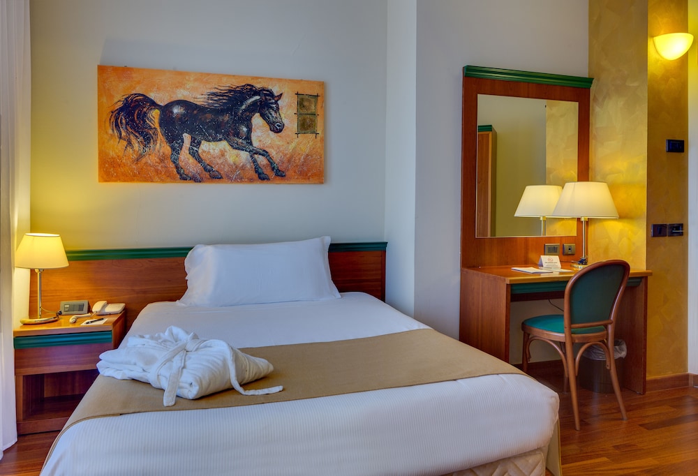 Hotel Raffaello — Hotel rooms in Milan, Lombardy