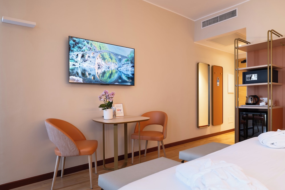 Hotel Raffaello — Hotel rooms in Milan, Lombardy