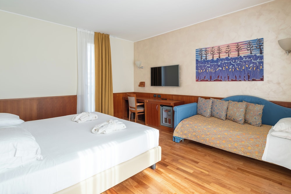 Hotel Raffaello — Hotel rooms in Milan, Lombardy
