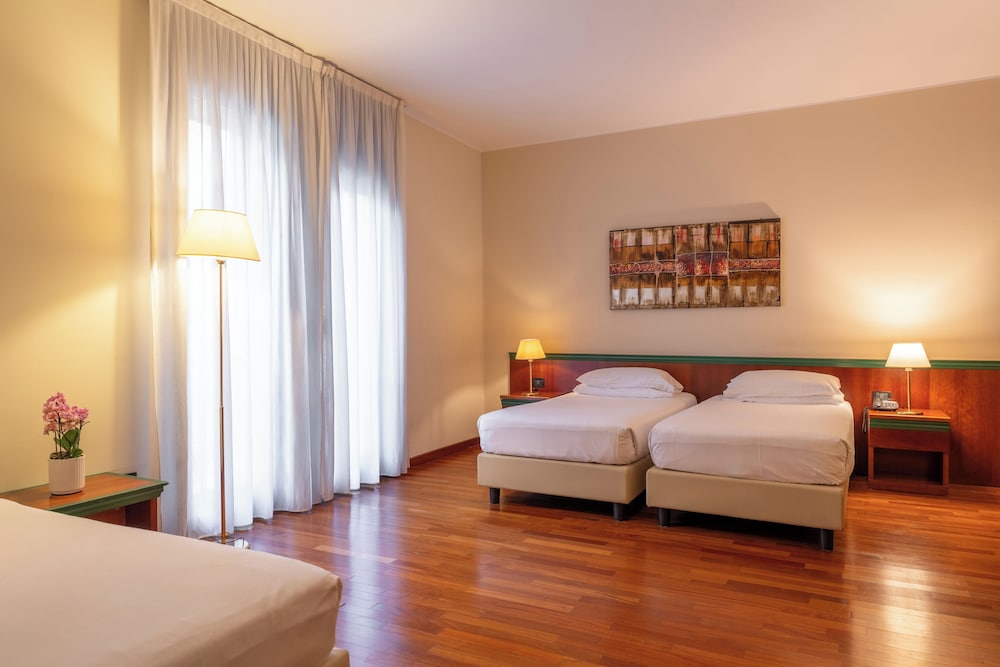 Hotel Raffaello — Hotel rooms in Milan, Lombardy