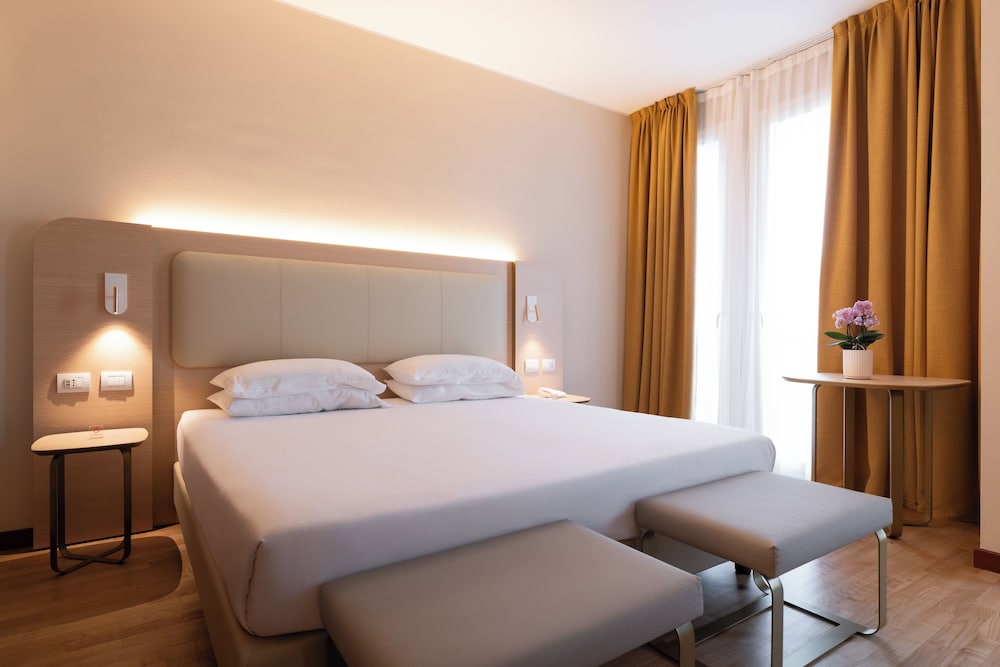 Hotel Raffaello — Hotel rooms in Milan, Lombardy
