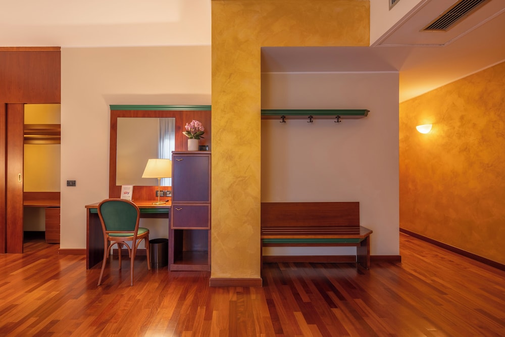 Hotel Raffaello — Hotel rooms in Milan, Lombardy