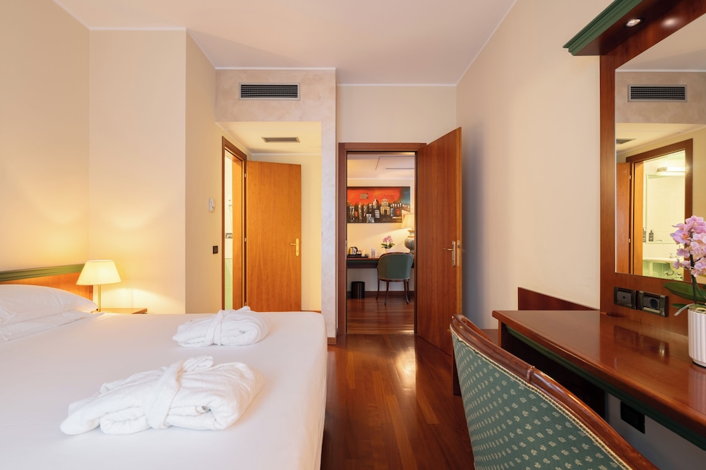 Hotel Raffaello — Hotel rooms in Milan, Lombardy
