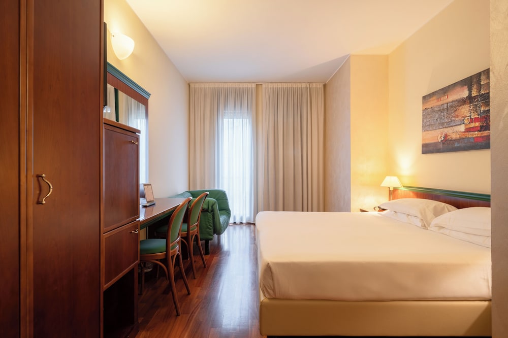 Hotel Raffaello — Hotel rooms in Milan, Lombardy