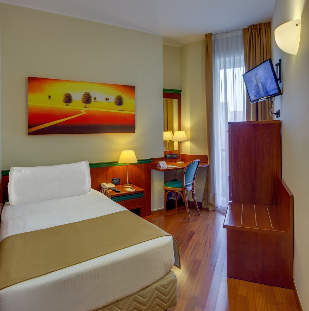 Hotel Raffaello — Hotel rooms in Milan, Lombardy